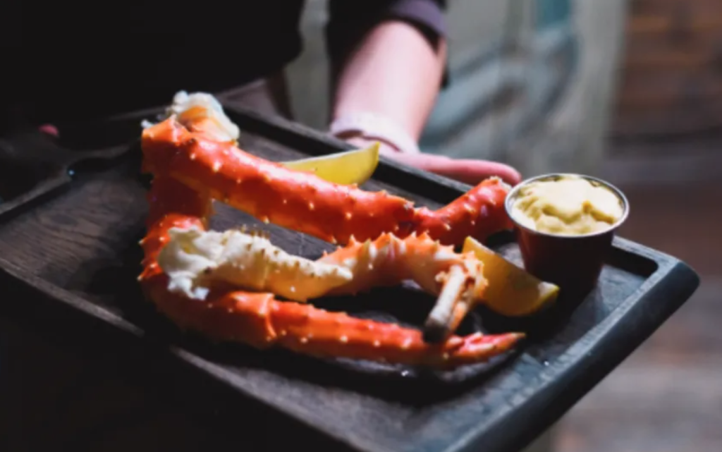 Приготовленный краб на подносе Гастротур в Мурманске