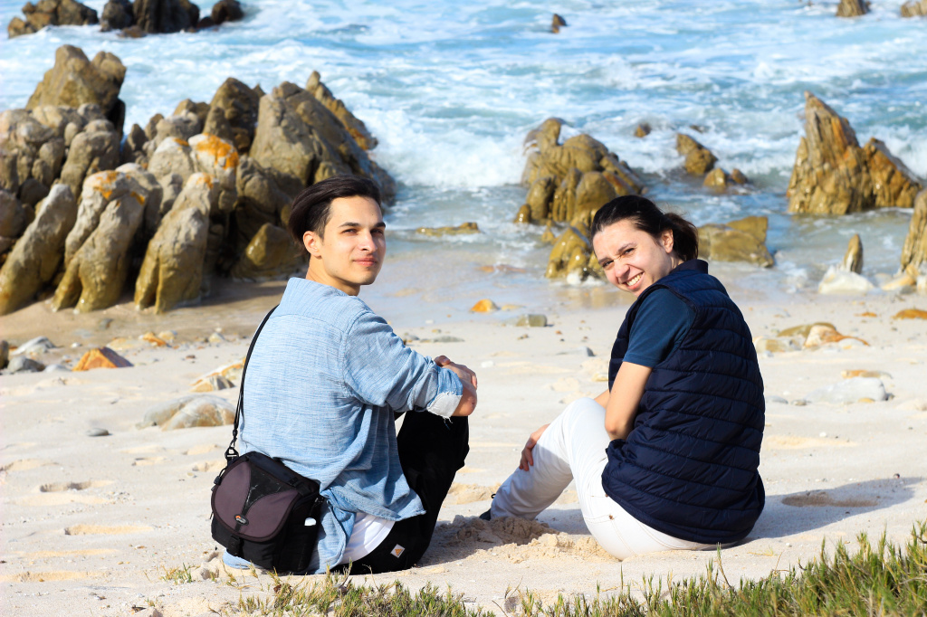 Мила и ее парень Саша на пляже в ЮАР Пляж на мысе Игольном